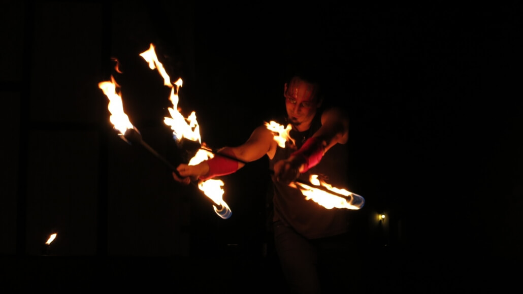 Feuer Artist in Geburtags Show mit brennenden Stäben