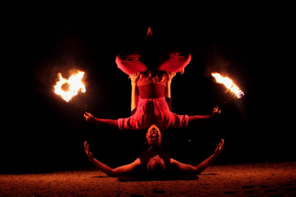 Feuershow für Betriebsfeier mit Akrobatik und brennenden Fächern