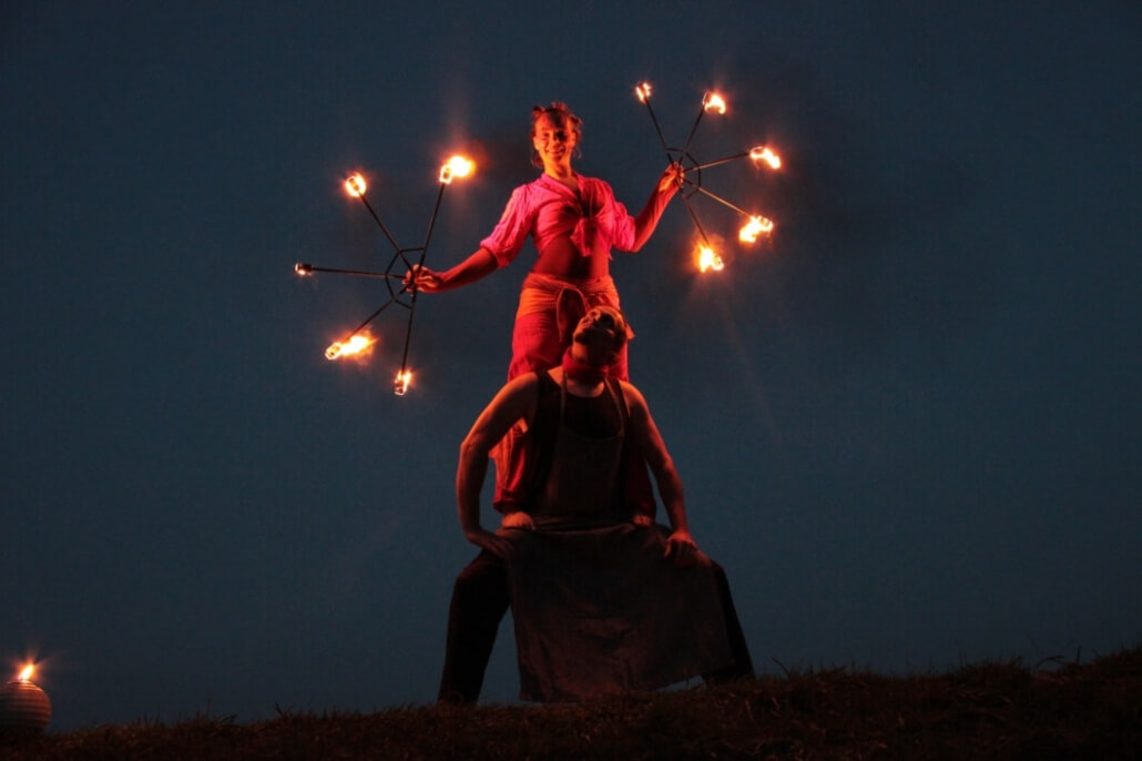 Eine Feuershow vom Weltentor - Mit Fächern und Akrobatik für Ihr Event!