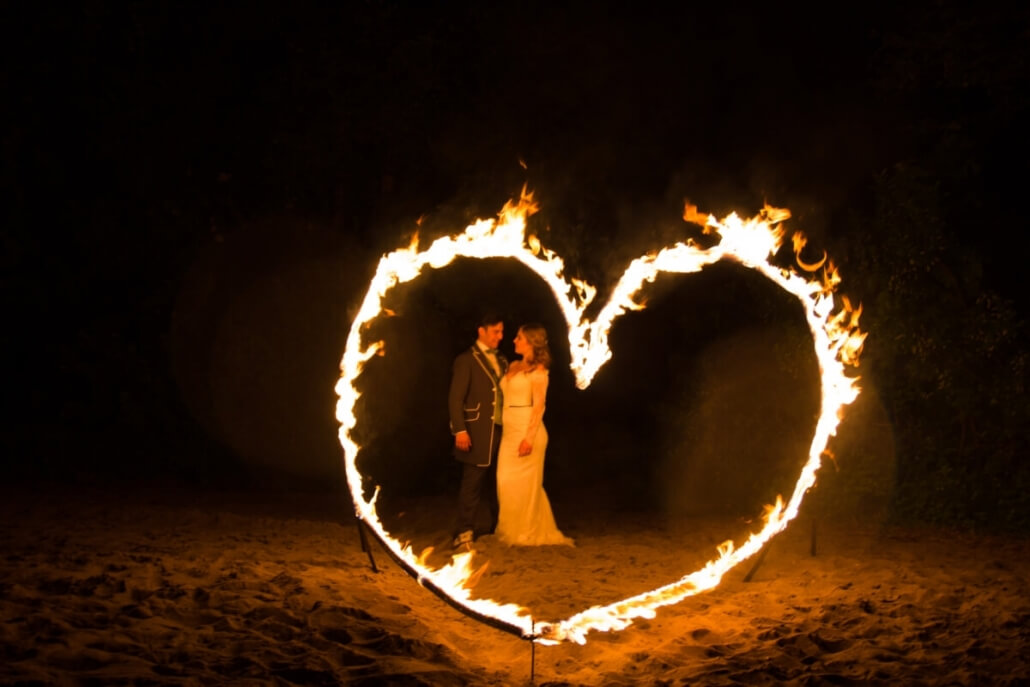 2x3 Meter großes brennendes Herz mit Brautpaar