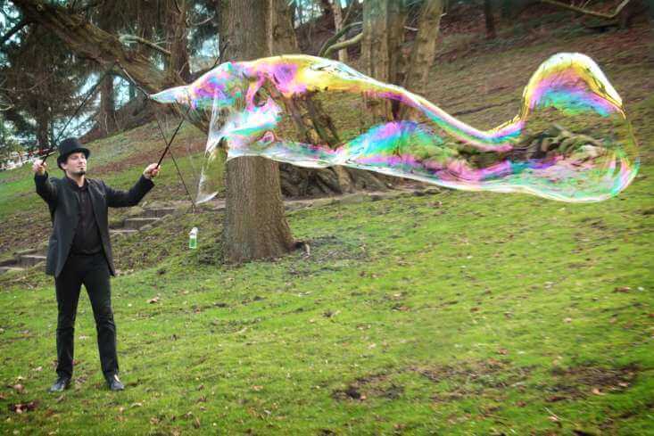 Performancekünstler vom Weltentor mit einer Riesenseifenblase in Flensburg