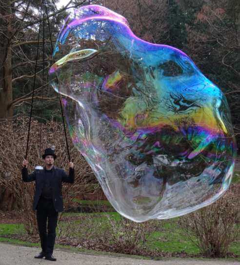 riesige Seifenblase mit Künstler vom Weltentor